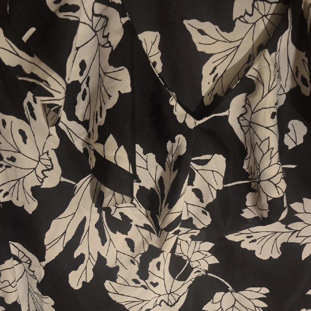 Banana Republic Black and White Floral Top - Picture 2 of 7